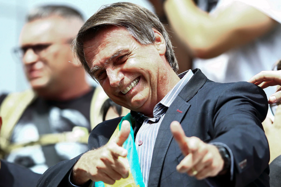 Bolsonaro giving his signature “finger-gun” symbol to his supporters during a rally. Photo courtesy of Hueler Andrey.

