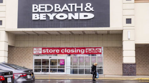 One of many Bed Bath & Beyond stores advertising closing sales. 