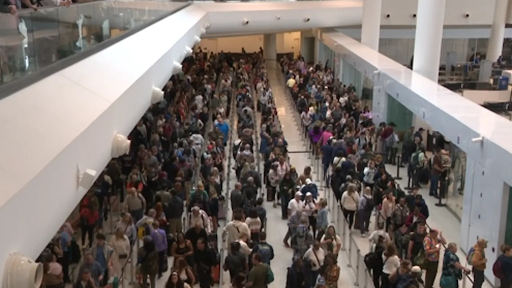  A giant line at Louis Armstrong International Airport.