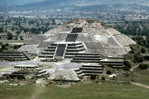 Image of the Teotihuacan pyramids.